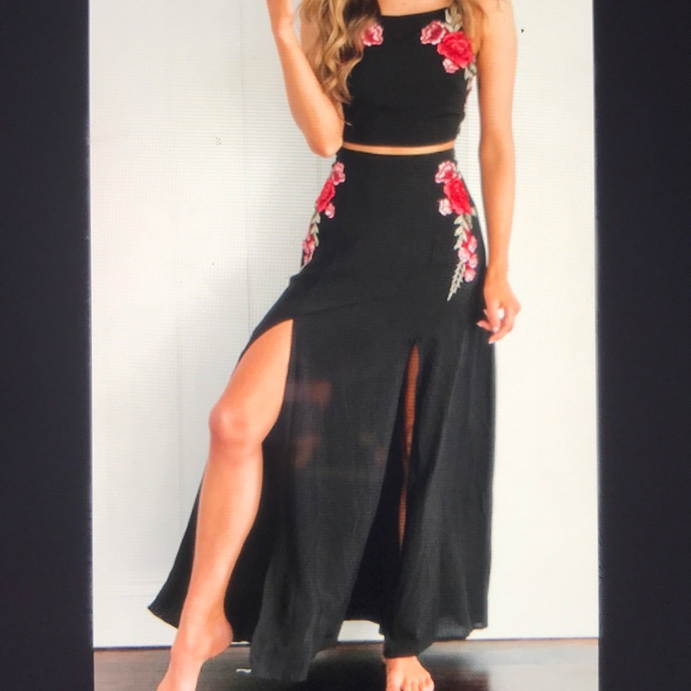 2 Piece Embroidered Strappy Crop Top Set - Picture 3 of 8